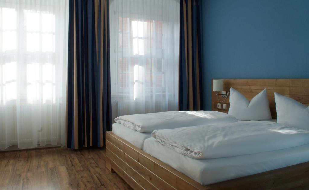 Postel nebo postele na pokoji v ubytování Hotel Am Obermarkt