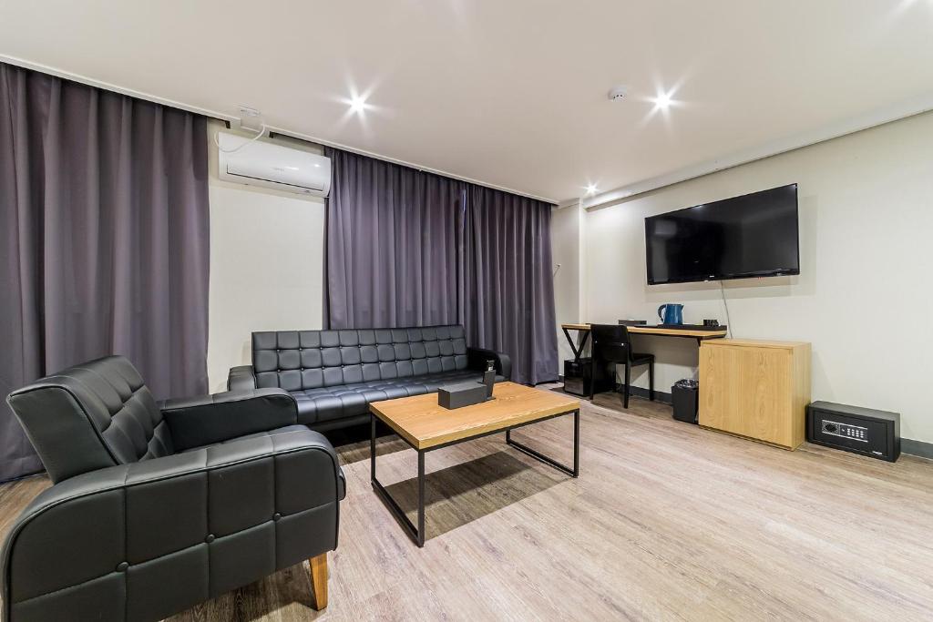 TV a/nebo společenská místnost v ubytování Pyeongtaek Stay Tourist Hotel