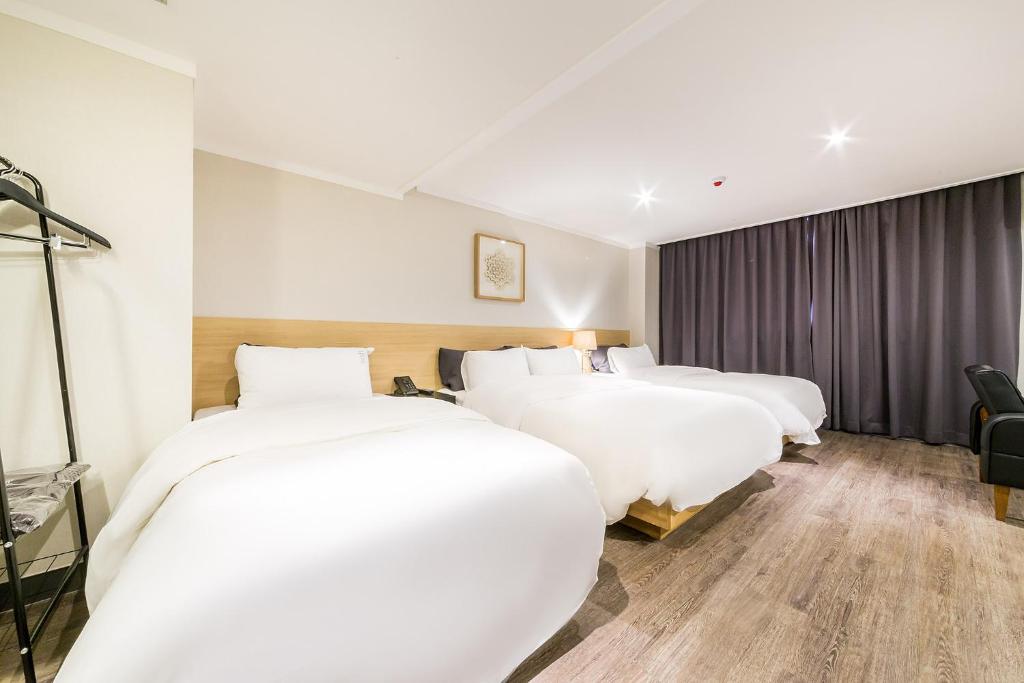 Postel nebo postele na pokoji v ubytování Pyeongtaek Stay Tourist Hotel