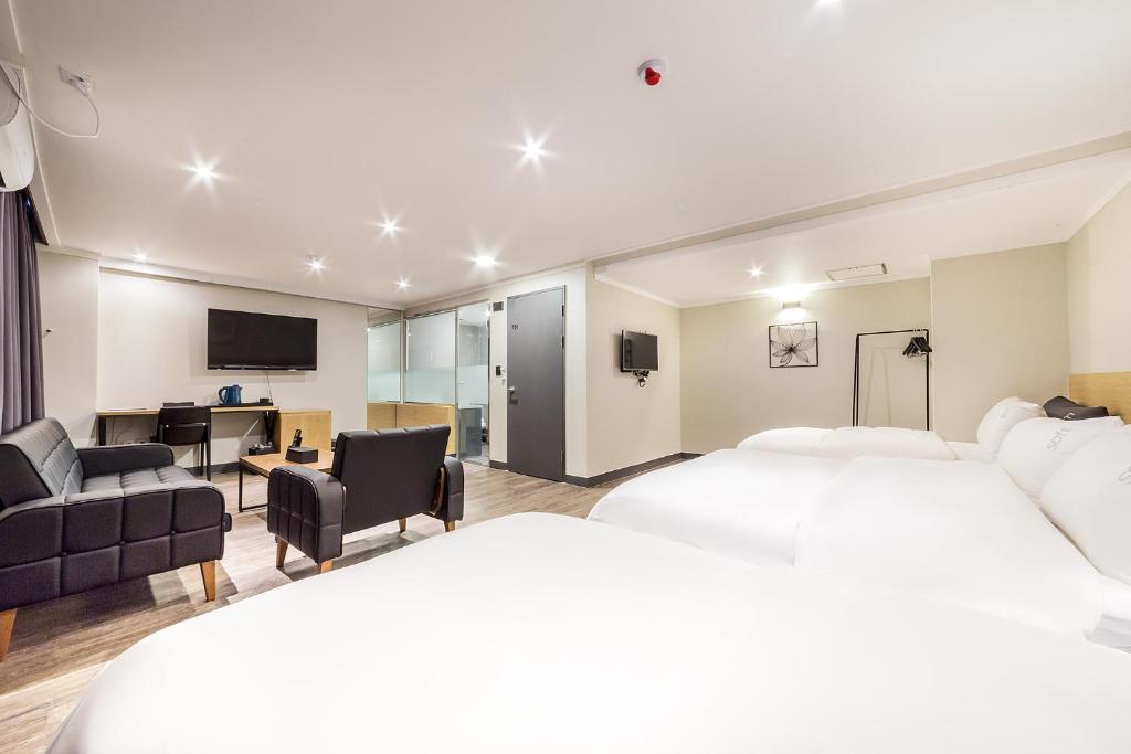 Kuchyň nebo kuchyňský kout v ubytování Pyeongtaek Stay Tourist Hotel