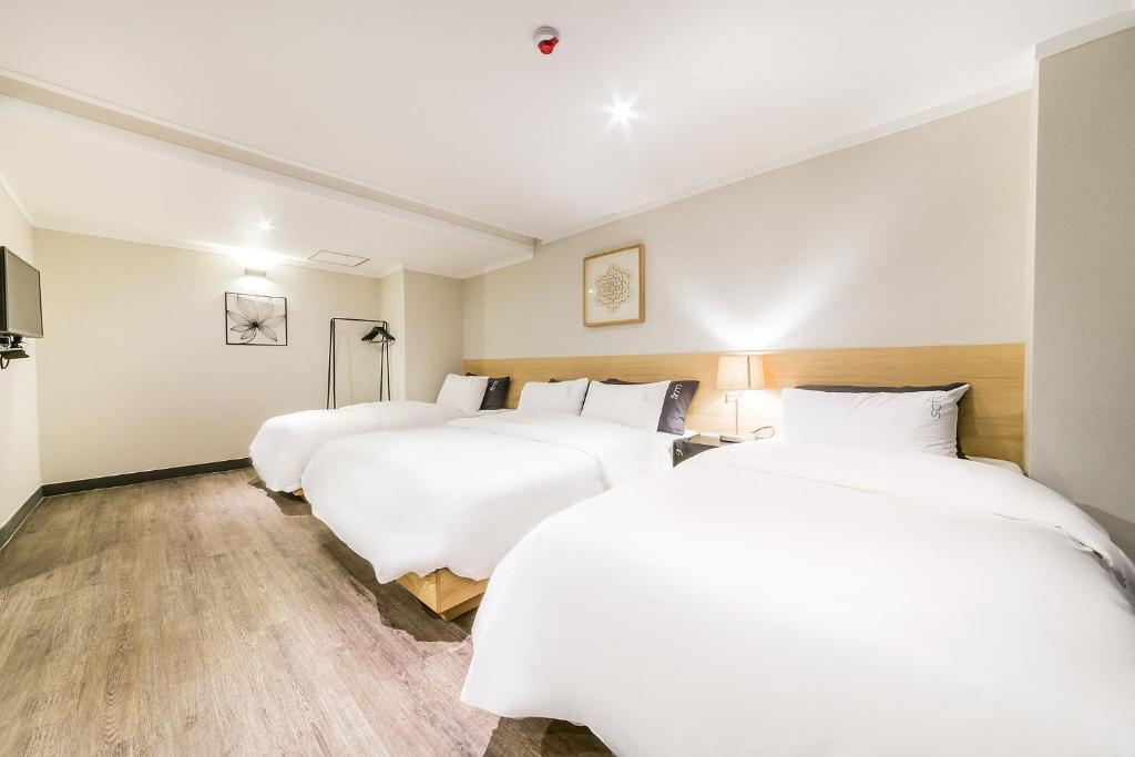 Postel nebo postele na pokoji v ubytování Pyeongtaek Stay Tourist Hotel
