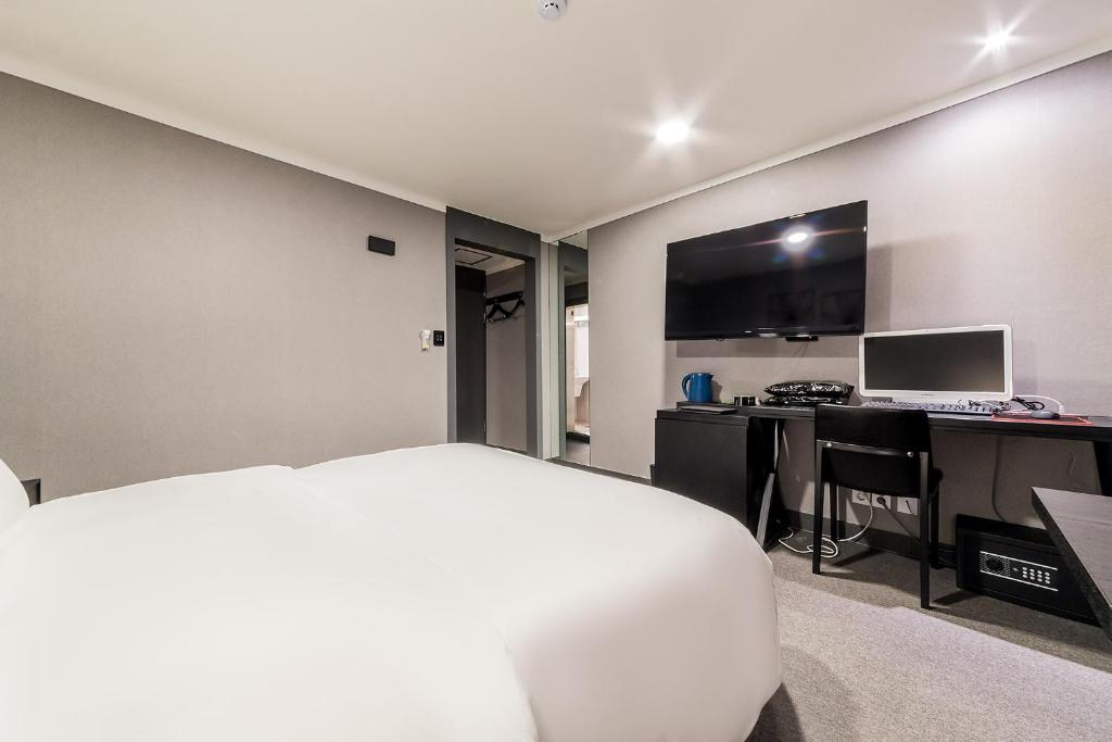 TV a/nebo společenská místnost v ubytování Pyeongtaek Stay Tourist Hotel