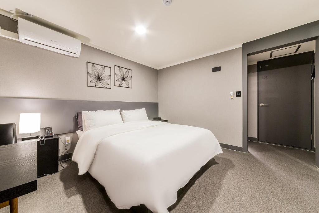 Postel nebo postele na pokoji v ubytování Pyeongtaek Stay Tourist Hotel