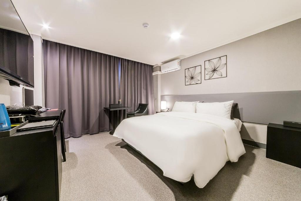 Kuchyň nebo kuchyňský kout v ubytování Pyeongtaek Stay Tourist Hotel