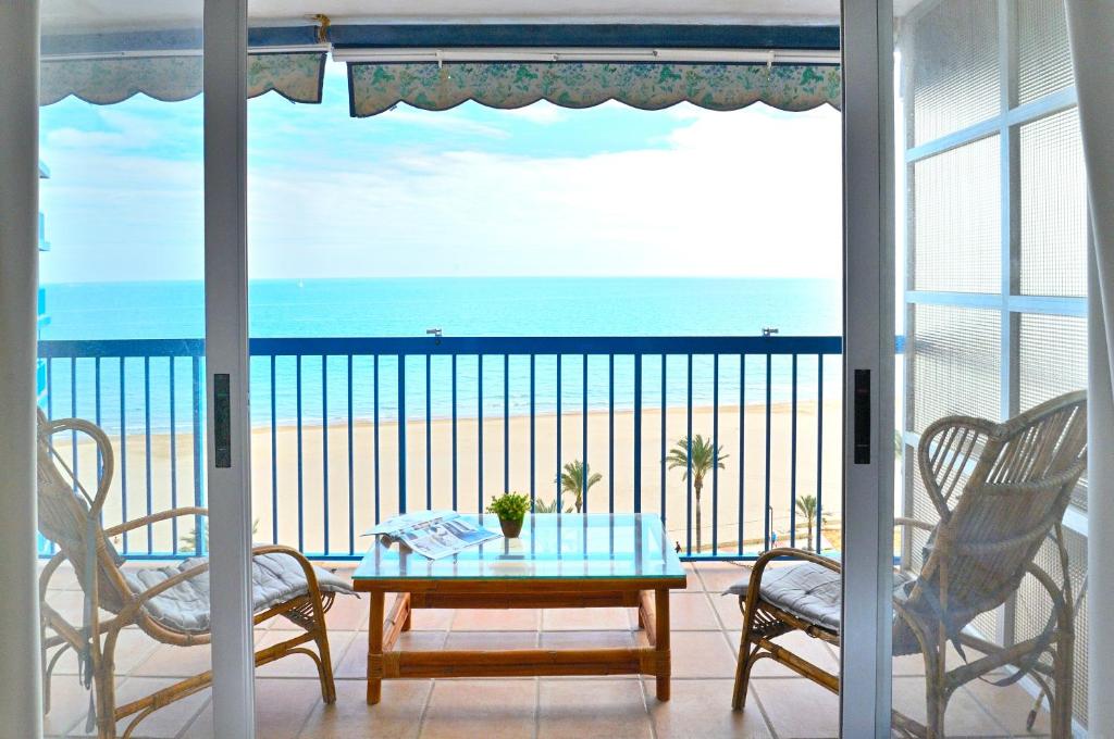 einen Balkon mit einem Tisch und Stühlen sowie Strandblick in der Unterkunft Stay In Azul in El Campello