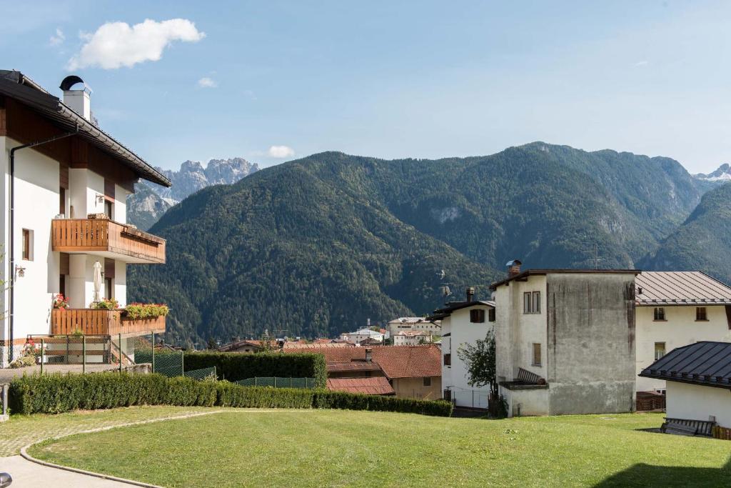 O vedere generală la munți sau o vedere la munte luată de la această casă de vacanță