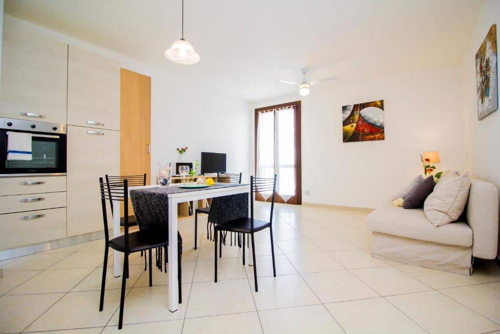 a kitchen and living room with a table and chairs at InnPisaRentals2 - Airstation Central Flat in Pisa