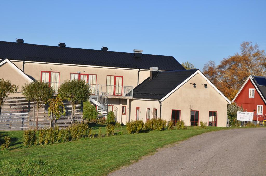 una gran casa blanca con techo negro en Hotel Bella Luna, en Båstad