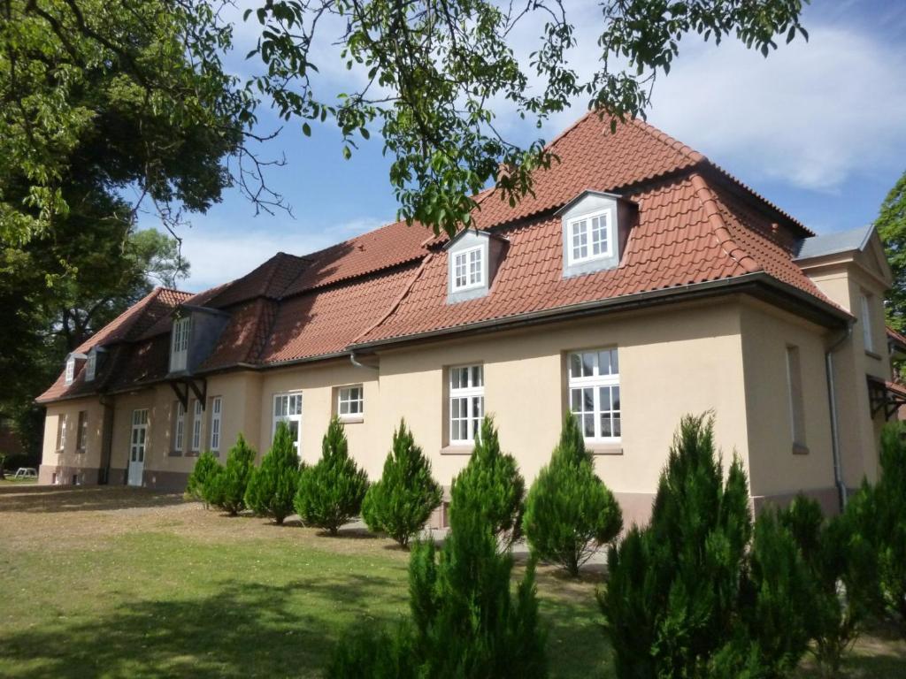 una casa con techo rojo en VITA Ferienresidenz, en Neu Kaliß