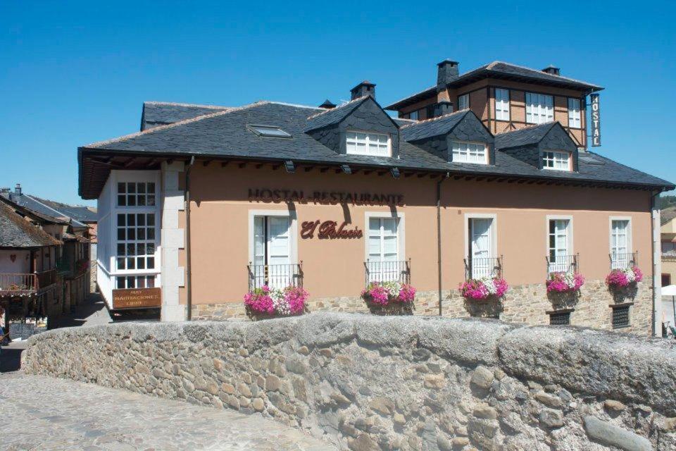 a building with flowers in front of it at Hotel el Palacio in Molinaseca