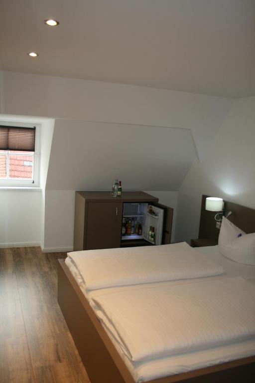 Postel nebo postele na pokoji v ubytování Hotel Am Obermarkt