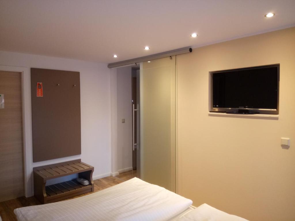 TV a/nebo společenská místnost v ubytování Hotel Am Obermarkt