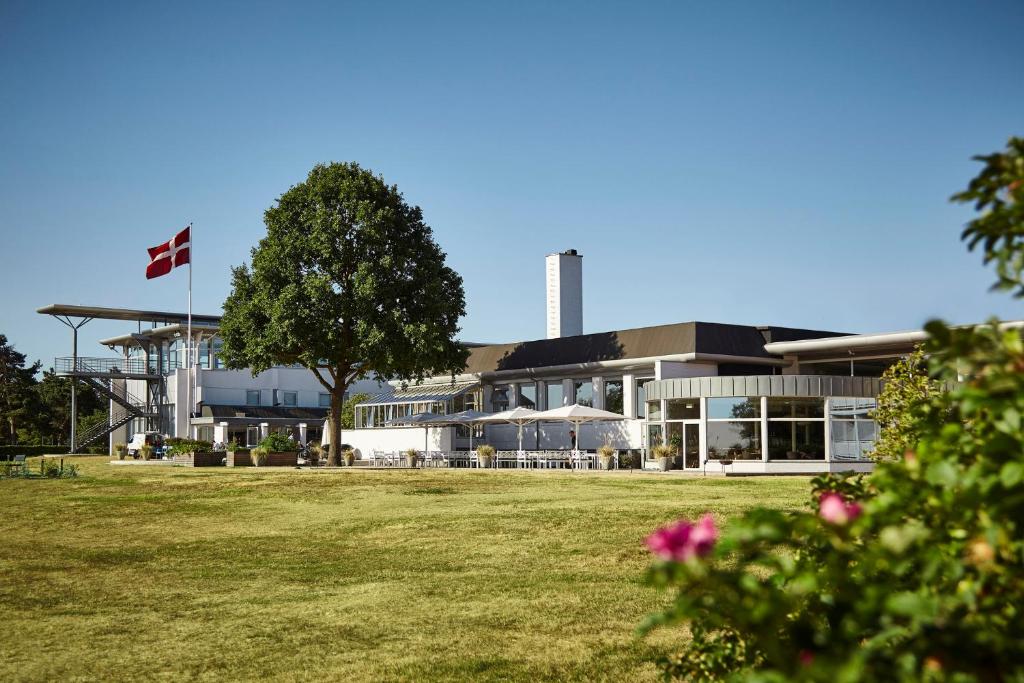 budynek z dwoma kanadyjskimi flagami przed nim w obiekcie Comwell Køge Strand w mieście Køge