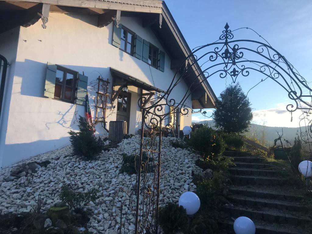 ein Haus mit einem Tor davor in der Unterkunft Entspannen mit Bergpanorama in Siegsdorf