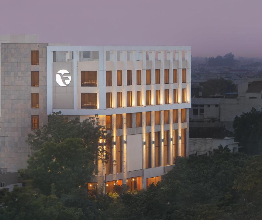 un edificio con un logotipo en su lateral en Fortune Avenue, Jalandhar - Member ITC's Hotel Group en Jalandhar