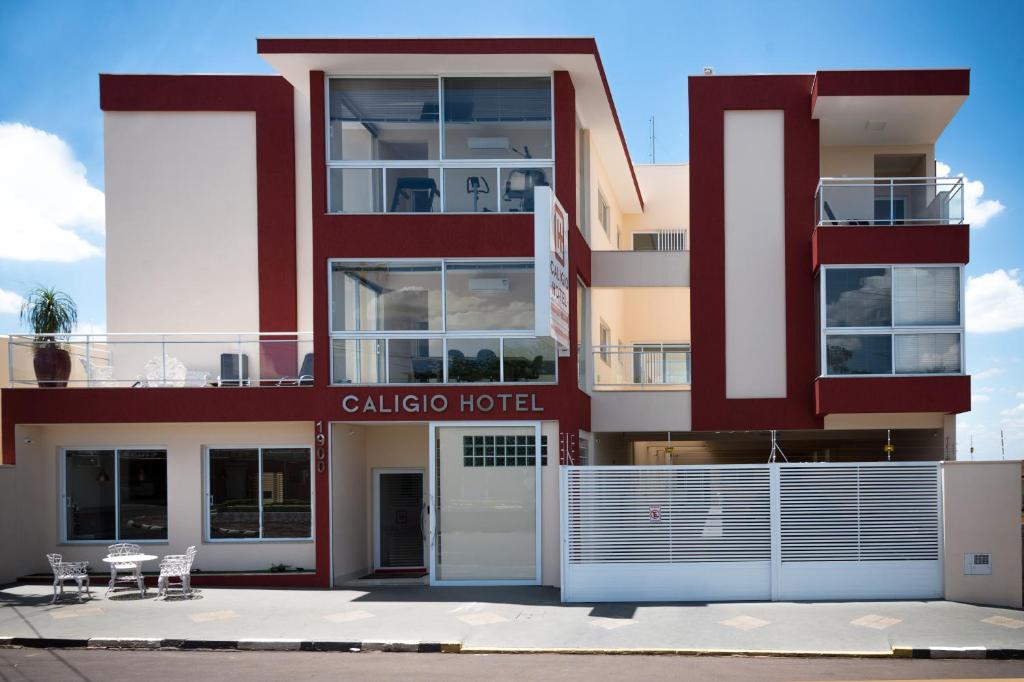 a building with a sign that reads calico hotel at Caligio Hotel in Pirapòzinho
