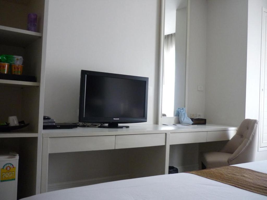 TV a/nebo společenská místnost v ubytování Aphrodite Inn Bangkok