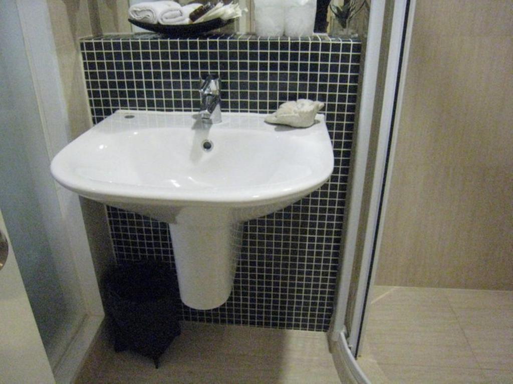 Aphrodite Inn Bangkok - Resim 37