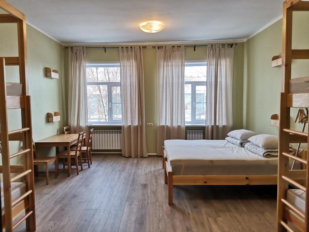 um quarto com uma cama, uma mesa e uma secretária em V Ugliche em Uglich