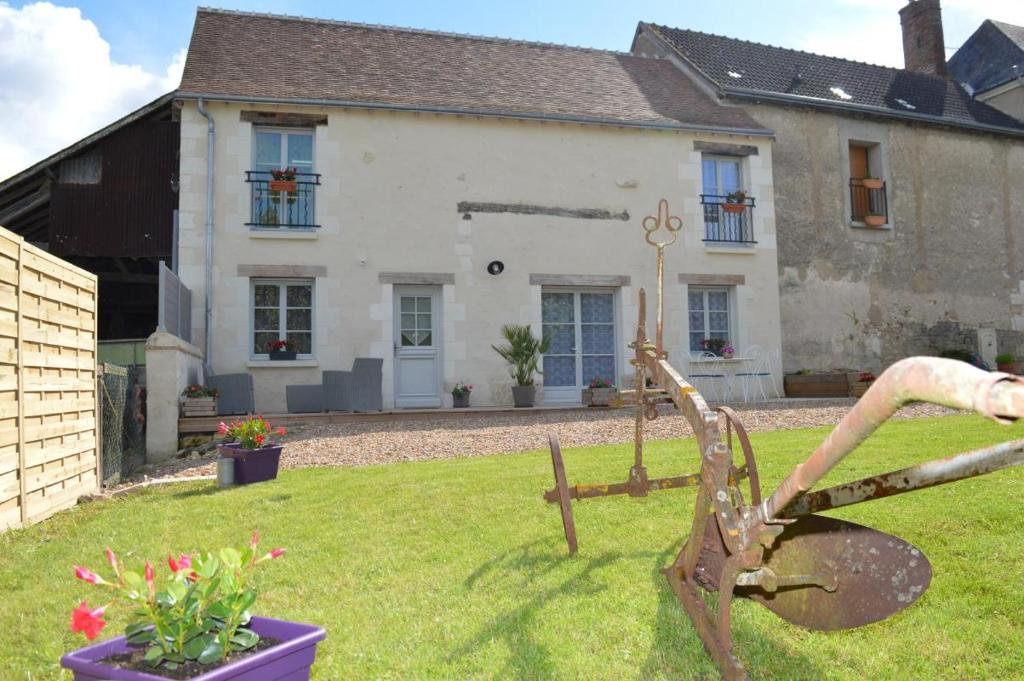 Une statue dans la cour d'une maison dans l'établissement La Perronière, à Athée-sur-Cher