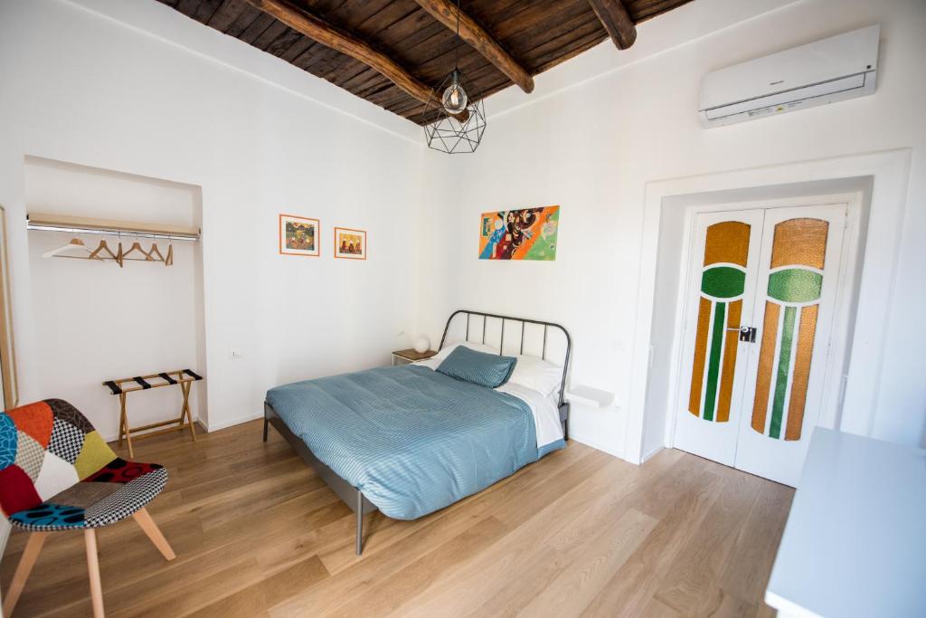 ein Schlafzimmer mit einem Bett, einem Tisch und einem Stuhl in der Unterkunft Stella del Mattino in Salerno