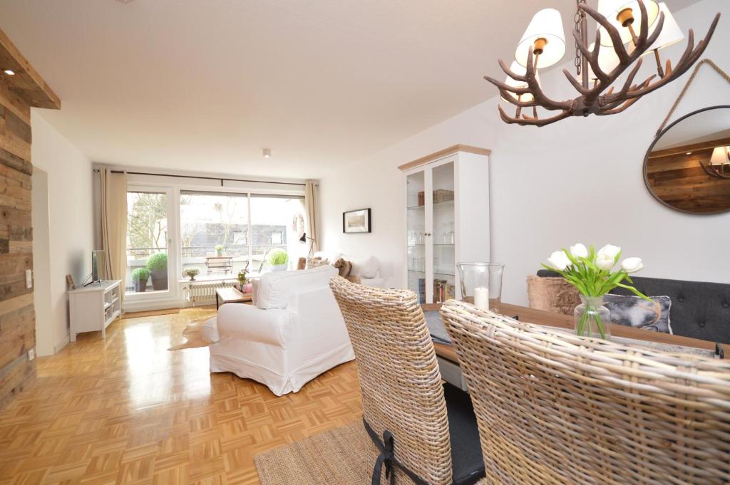 een woonkamer met een witte bank en stoelen bij Harz-Liebe Penthouse in Bad Harzburg