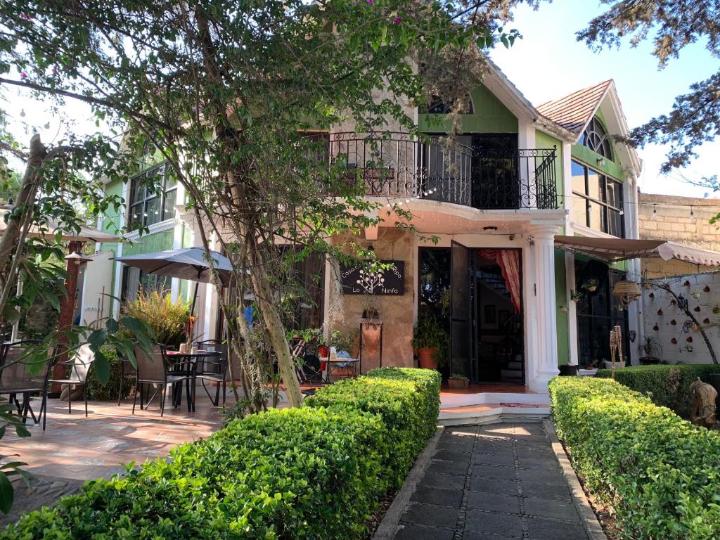 a house with a balcony and a patio at Casa de campo Huasca in Huasca de Ocampo