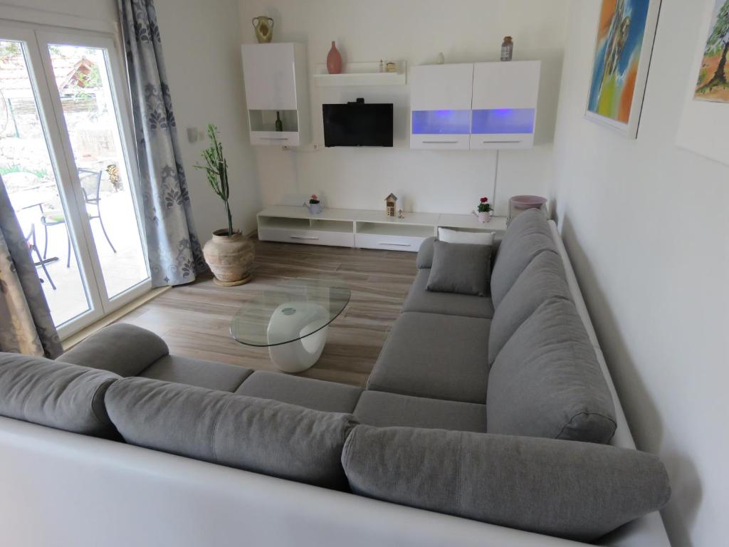 斯塔里格勒Hvar Mediterranean Ranch House的带沙发和桌子的客厅