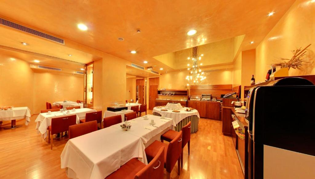 A restaurant or other place to eat at Silken Monumental Naranco