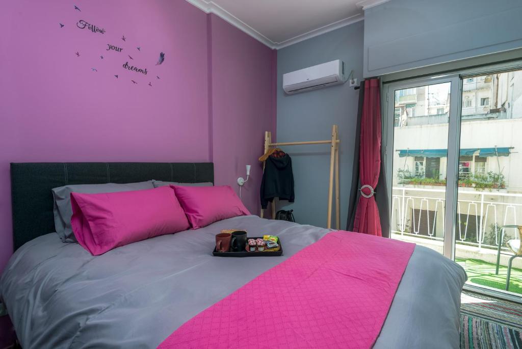 Posteľ alebo postele v izbe v ubytovaní Tonias house in Athens