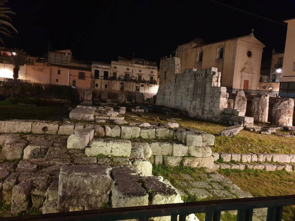 シラクーサにあるIl Centro di Ortigiaの夜の古都遺跡