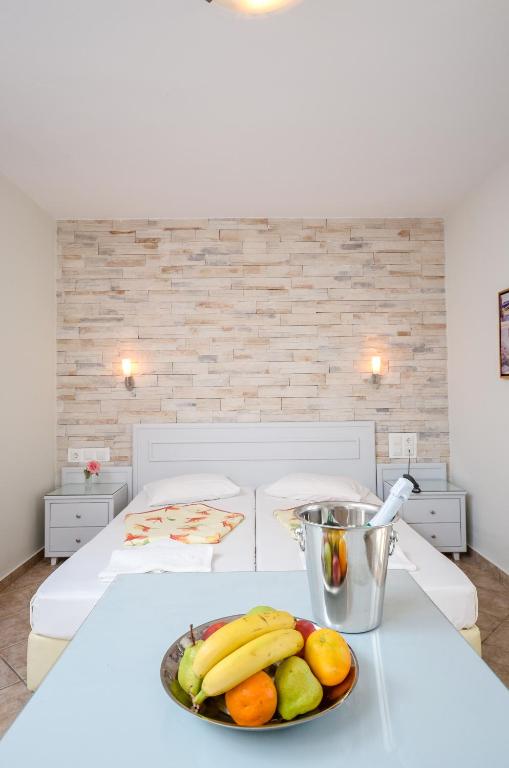 Postel nebo postele na pokoji v ubytování Plaka Hotel I