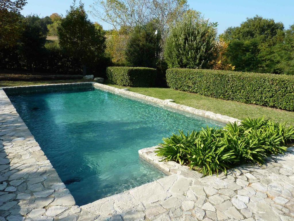Swimming pool sa o malapit sa Casale Oliva in a landscape of oaks, olive e cherry trees