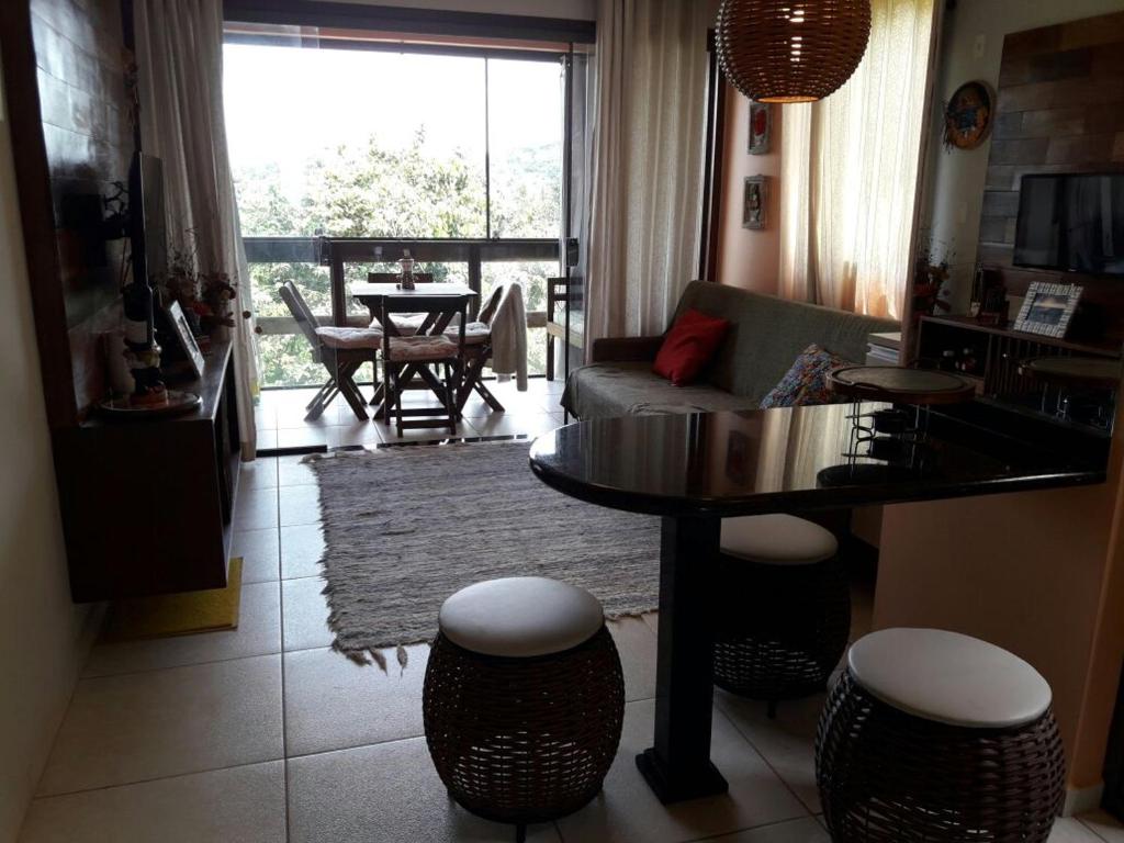 sala de estar con sofá y mesa en Flat condomínio paraíso serra negra en Bezerros