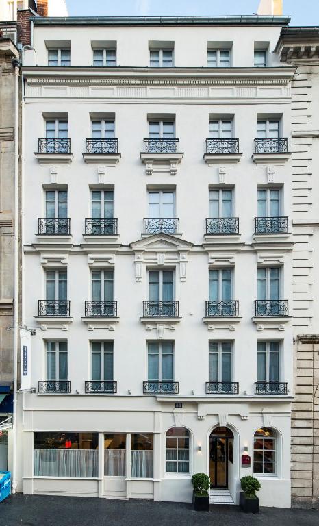 - une façade blanche d'un bâtiment avec balcon dans l'établissement Best Western Premier Faubourg 88, à Paris