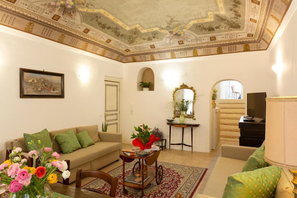 Domus Napoleone Bonaparte في سانريمو: غرفة معيشة مع أريكة وسقف