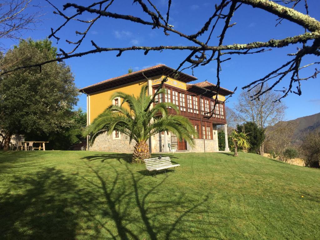 San Juan de Parres的住宿－Casa Rural La Faya，前面有棕榈树的房子