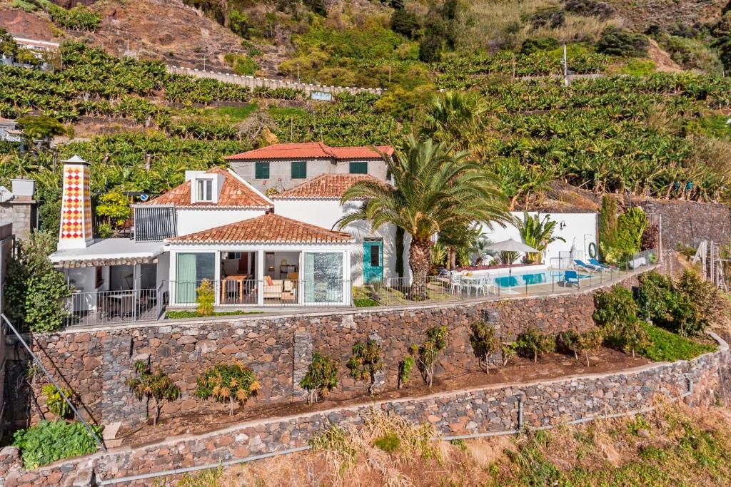 カリェタにあるVilla do Mar IIの石壁の家屋空見