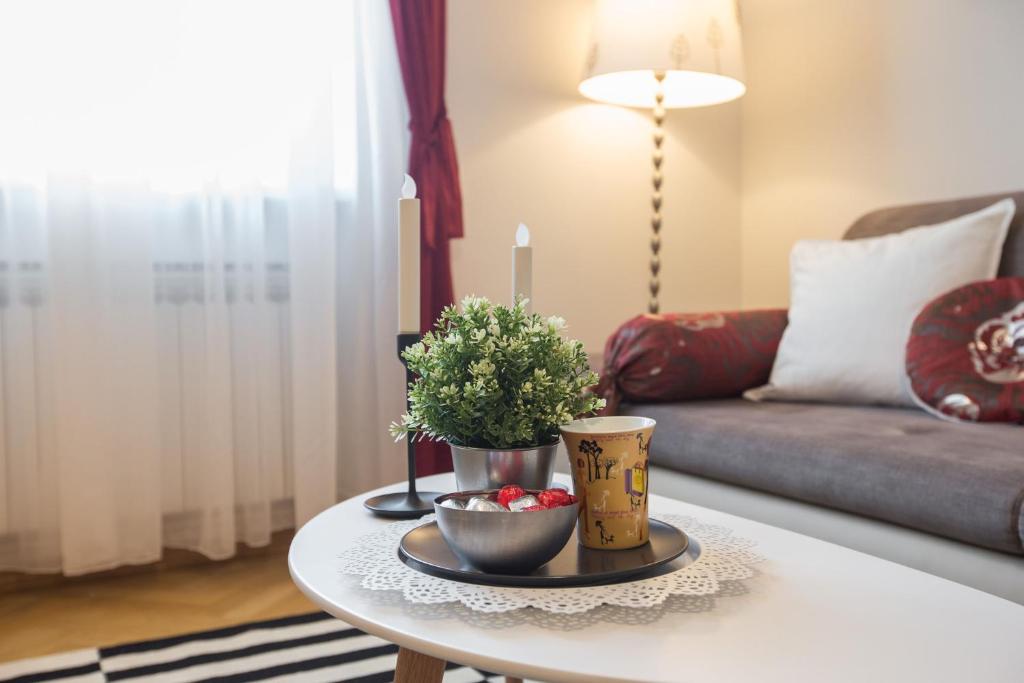 Posedenie v ubytovaní Angela Main Street Luxury Oasis & Free parking