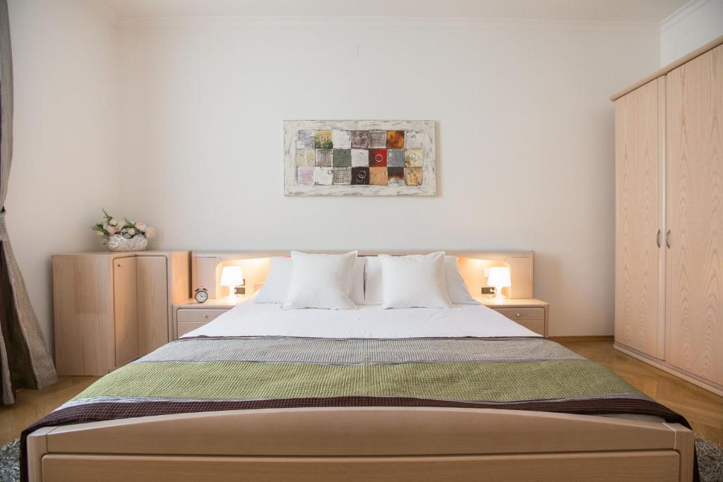 Posteľ alebo postele v izbe v ubytovaní Angela Main Street Luxury Oasis & Free parking
