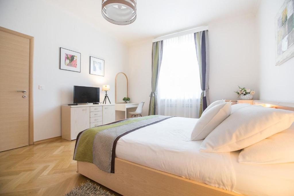 Televízia a/alebo spoločenská miestnosť v ubytovaní Angela Main Street Luxury Oasis & Free parking