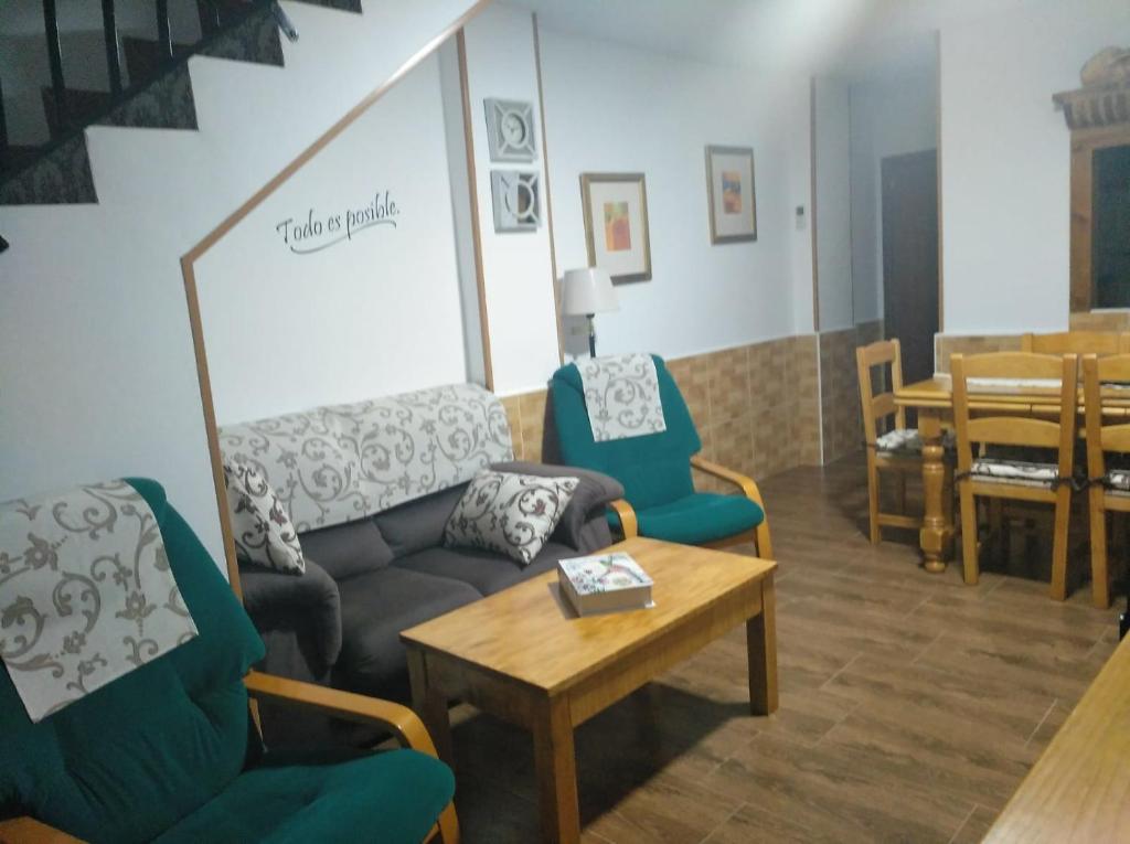 un salon avec un canapé, des chaises et une table dans l'établissement Casa Comendador, à Retuerta de Bullaque