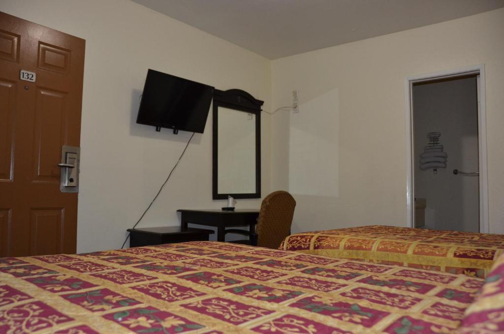Ein Bett oder Betten in einem Zimmer der Unterkunft Budget Inn Motel