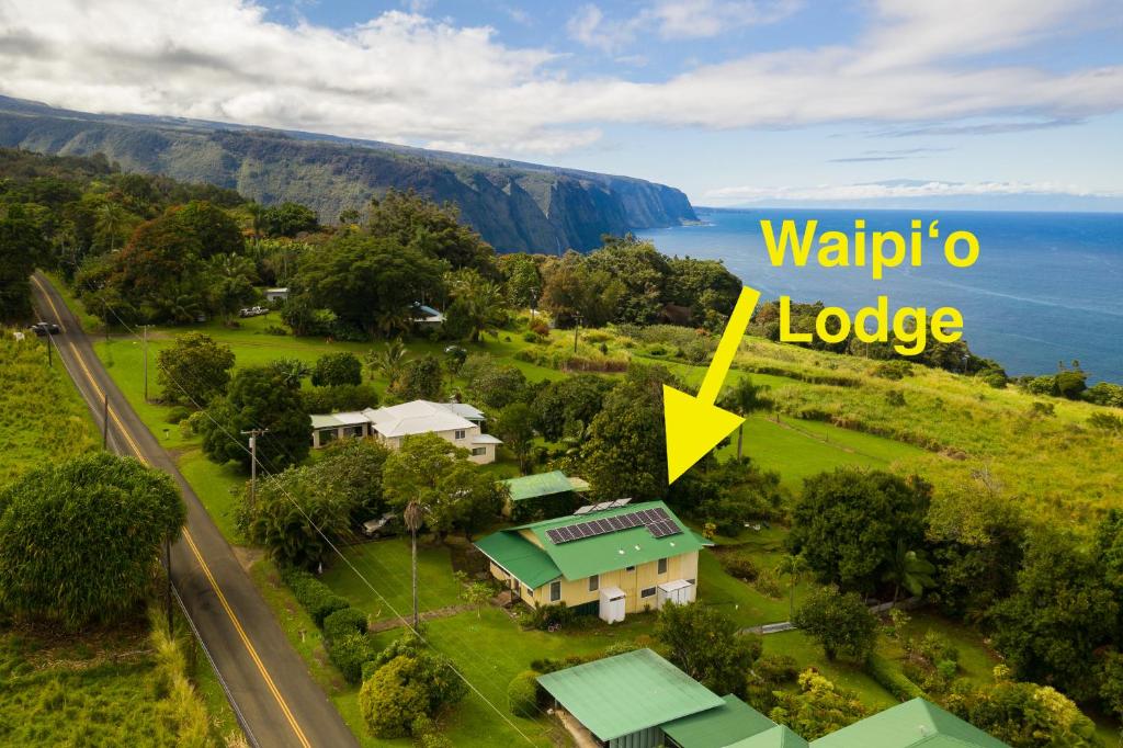 una vista aérea de una casa con una flecha amarilla apuntando a un lodge del valle en Waipi'o Lodge en Kukuihaele