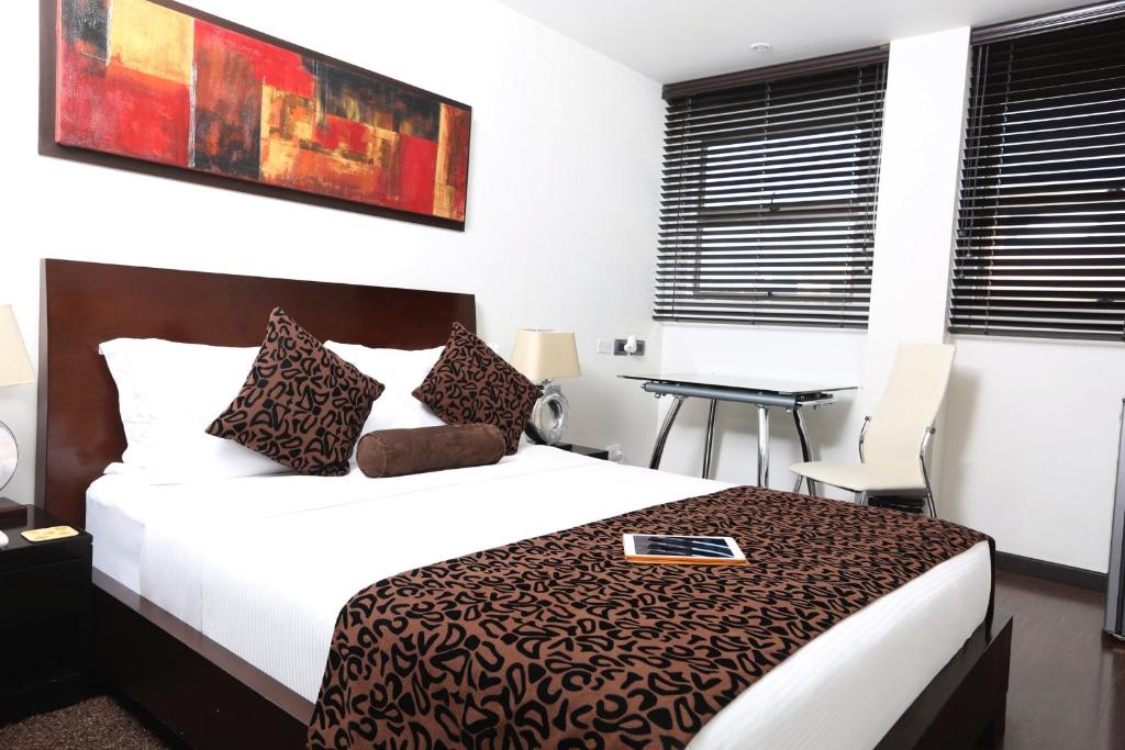 Postel nebo postele na pokoji v ubytování Hotel Suites 108