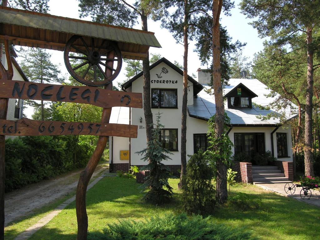 uma casa com um sinal em frente em Stokrotka em Susiec
