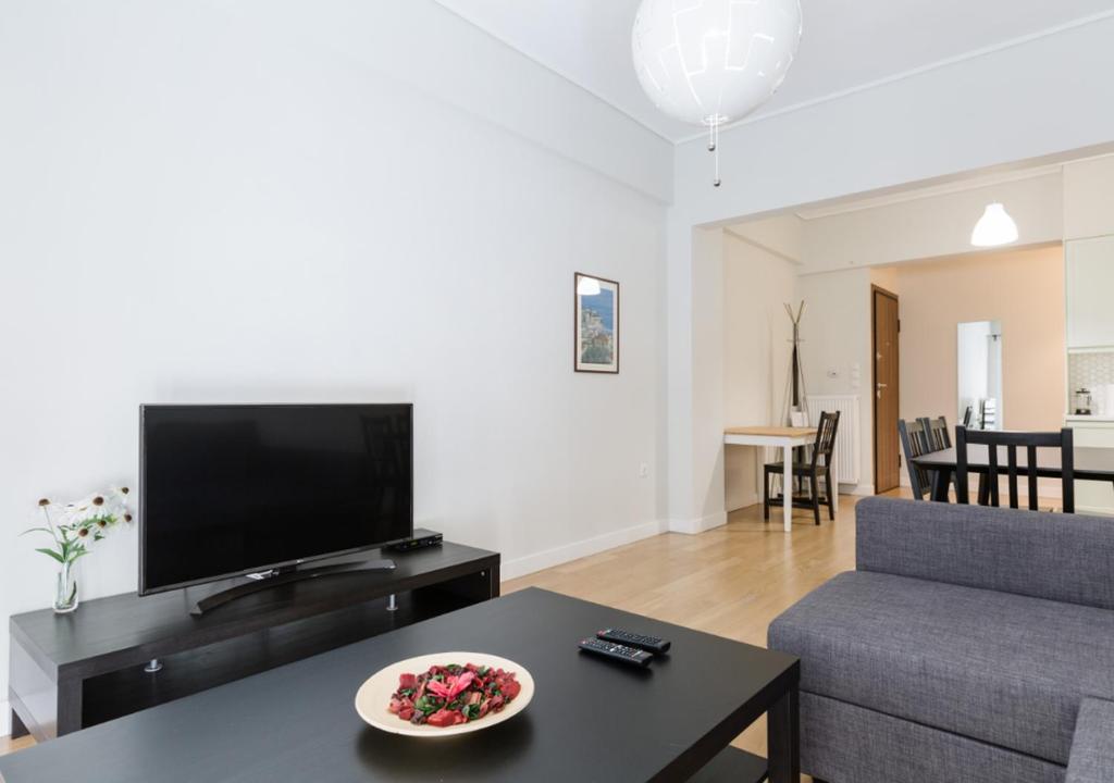 TV a/nebo společenská místnost v ubytování Pame Rentals - 2BD & 2BA Home, 4 Min to Acropolis