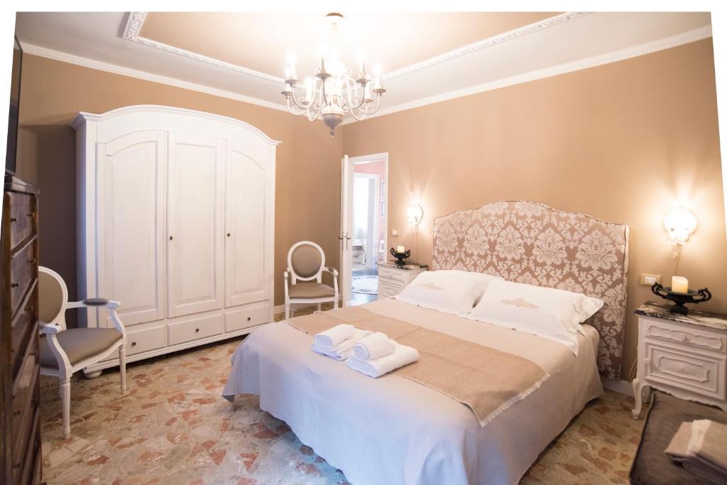 a bedroom with a bed with two towels on it at Venezia Ca' Drì Apartment in Venice
