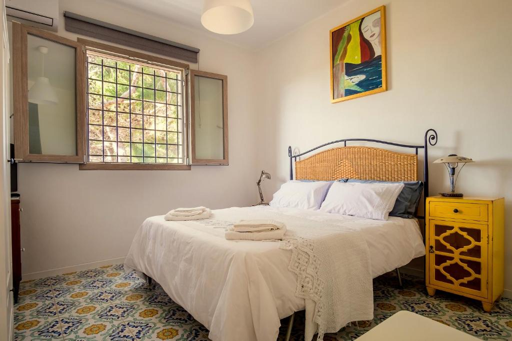 Tempat tidur dalam kamar di Tancredi's Seaside Home