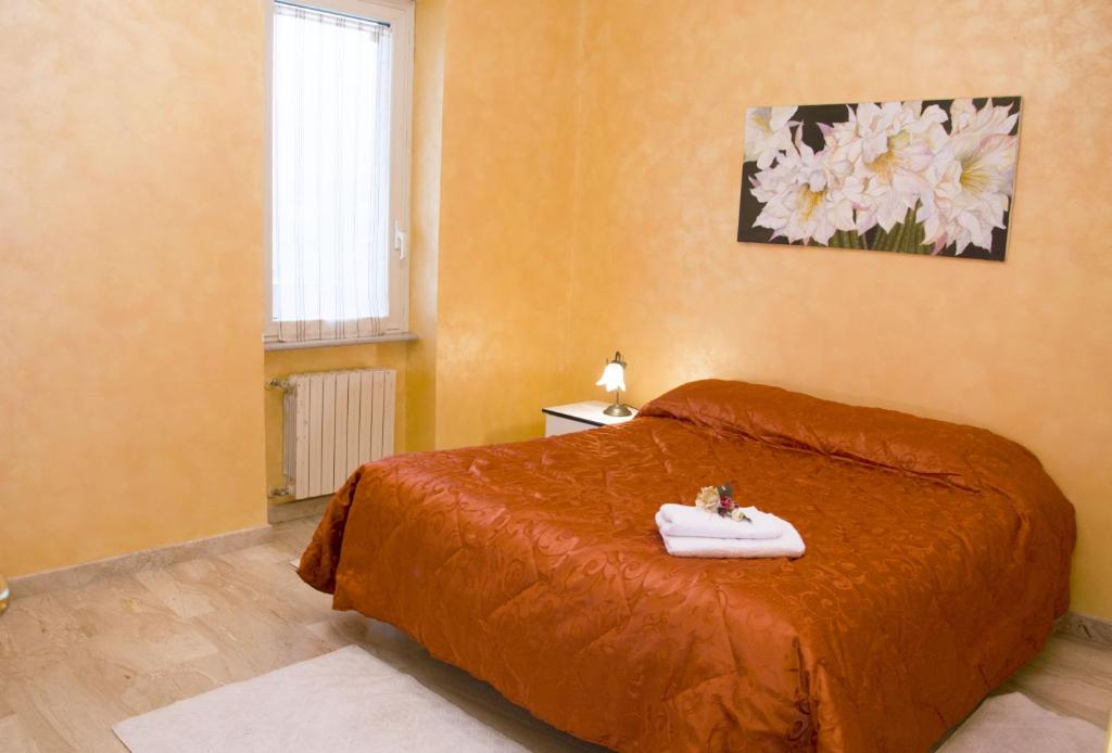um quarto com uma cama com um lavatório branco em A CASA DI FRANK em Sora